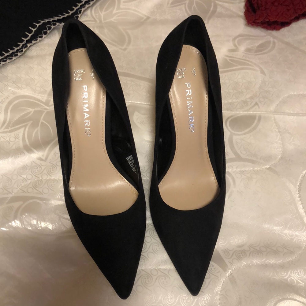 All black heels really cute to go out to party.